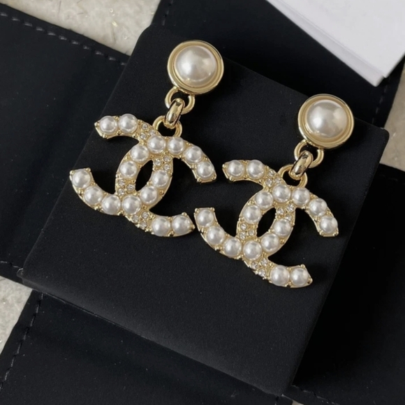 CHANEL 25C Gold and Pearl Drop Earrings With Crystal. Brand New With Tag - Picture 1 of 8